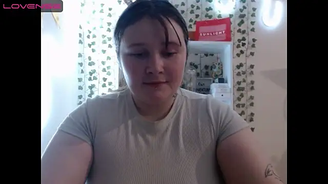 Snapshot of Light_Luna chatting on 01.12.25 Light Luna online show from 01.12.25