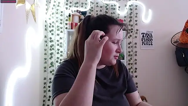 Snapshot of Light_Luna chatting on 01.29.25 Light Luna online show from 01.29.25