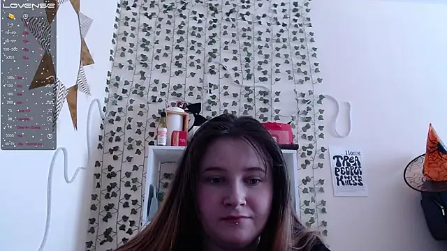 Snapshot of Light_Luna chatting on 02.06.25 Light Luna online show from 02.06.25