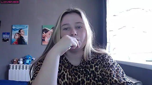 Snapshot of Light_Luna chatting on 09.18.25 Light Luna online show from 09.18.25