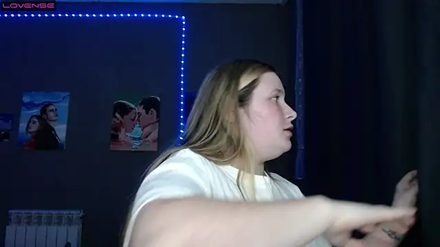 Snapshot of Light_Luna chatting on 10.11.25 Light Luna online show from 10.11.25