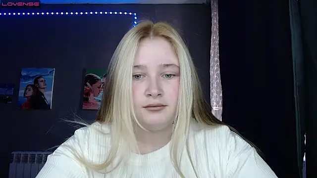 Snapshot of Light_Luna chatting on 10.19.25 Light Luna online show from 10.19.25