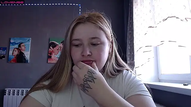 Snapshot of Light_Luna chatting on 10.25.25 Light Luna online show from 10.25.25