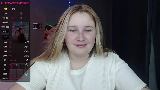 Snapshot of Light_Luna chatting on 11.01.25 Light Luna online show from 11.01.25