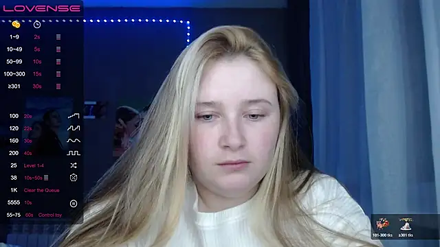 Snapshot of Light_Luna chatting on 11.04.25 Light Luna online show from 11.04.25