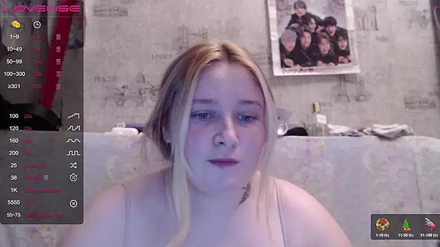 Snapshot of Light_Luna chatting on 11.06.25 Light Luna online show from 11.06.25