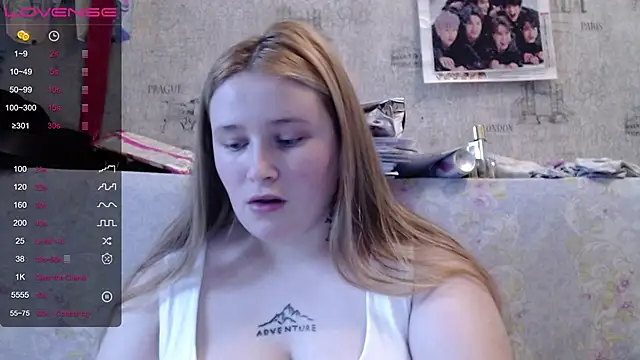 Snapshot of Light_Luna chatting on 11.12.25 Light Luna online show from 11.12.25