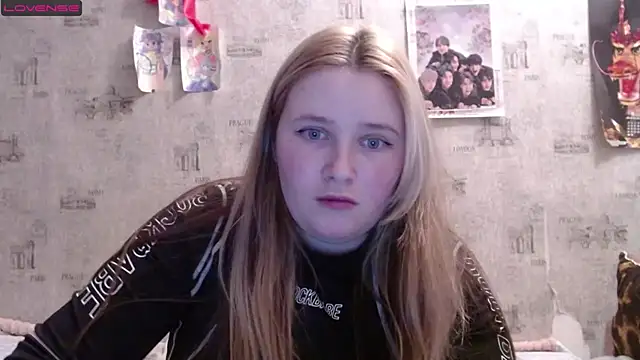 Snapshot of Light_Luna chatting on 11.17.25 Light Luna online show from 11.17.25