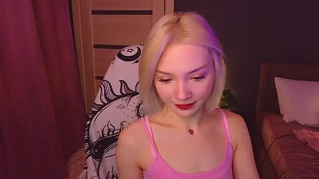 Snapshot of SandraBoyl chatting on 01.28.25 SandraBoyl online show from 01.28.25