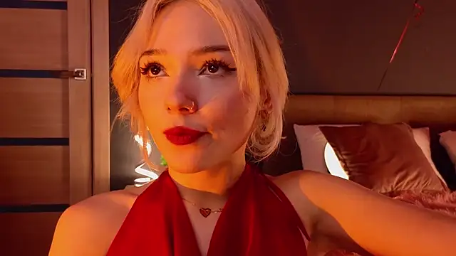 Snapshot of SandraBoyl chatting on 03.07.25 SandraBoyl online show from 03.07.25