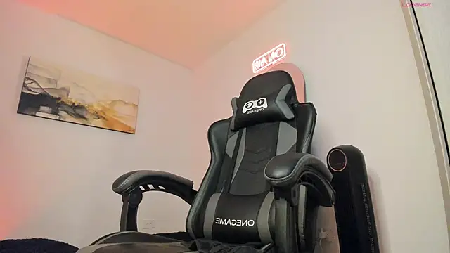 Snapshot of LucianSinclair chatting on 12.27.24 LucianSinclair online show from 12.27.24