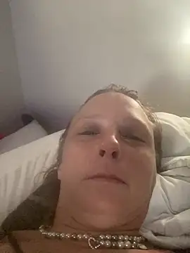 Snapshot of Everlyrose27 chatting on 12.17.24 Everlyrose27 online show from 12.17.24