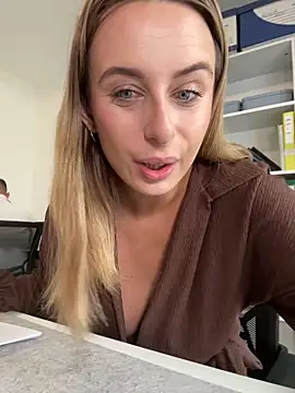 Snapshot of Hii_Lolla chatting on 05.18.26 Hii Lolla online show from 05.18.26