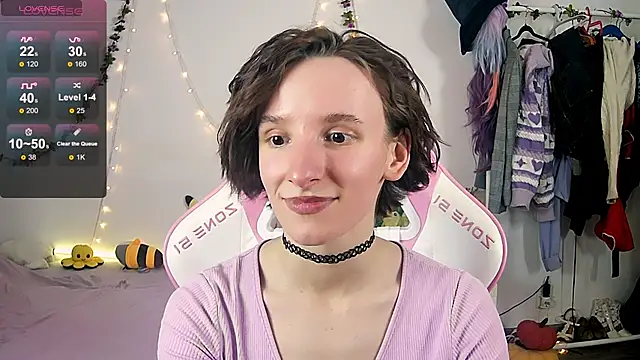 Snapshot of Violet_Veliya chatting on 10.14.25 Violet Veliya online show from 10.14.25