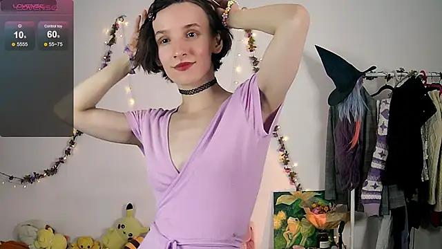 Snapshot of Violet_Veliya chatting on 10.25.25 Violet Veliya online show from 10.25.25