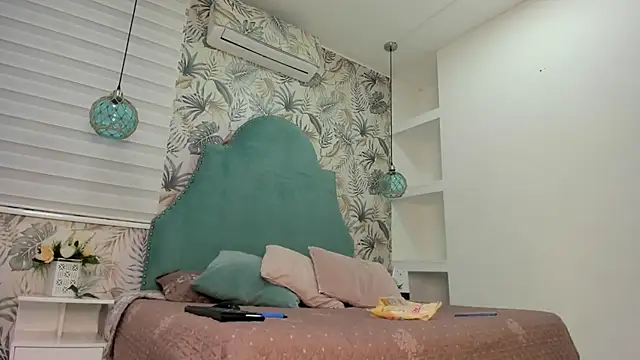 Snapshot of bellaa_becca chatting on 02.24.25 bellaa becca online show from 02.24.25