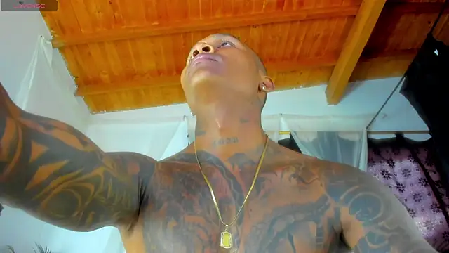 Snapshot of esteveen_ortegas_ chatting on 11.25.25 esteveen ortegas online show from 11.25.25