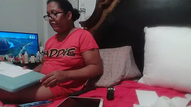 Snapshot of ebonyred chatting on 04.23.26 ebonyred online show from 04.23.26