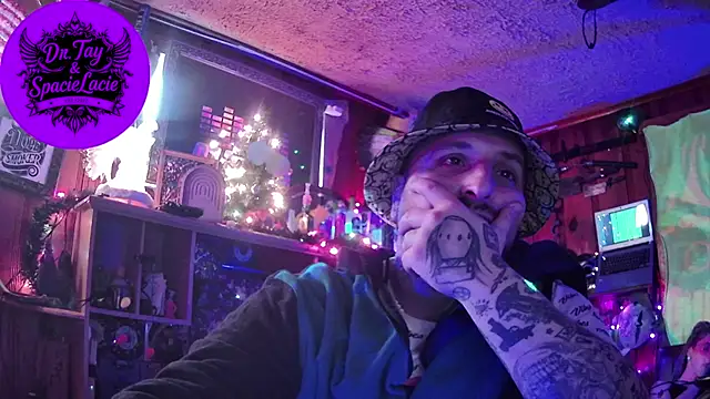 Snapshot of tayshie chatting on 12.27.24 tayshie online show from 12.27.24