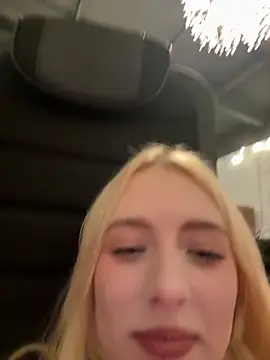 Snapshot of Crayzy_Luv chatting on 11.01.25 Crayzy Luv online show from 11.01.25