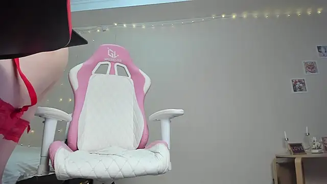 Snapshot of teencute chatting on 02.19.25 teencute online show from 02.19.25