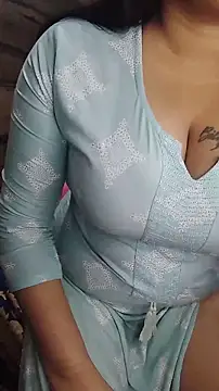 Snapshot of Trezza chatting on 02.01.26 Trezza online show from 02.01.26