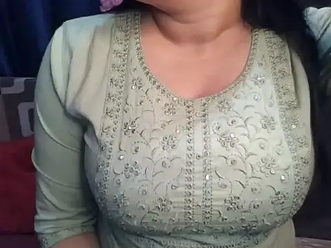 Snapshot of Trezza chatting on 03.04.26 Trezza online show from 03.04.26