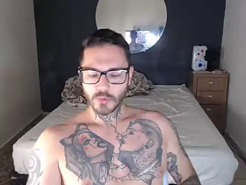 Snapshot of clark_r chatting on 11.11.25 clark r online show from 11.11.25