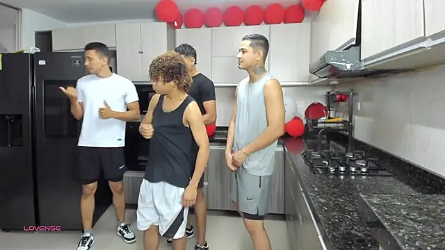 Snapshot of badguyss_bisex chatting on 09.23.25 badguyss bisex online show from 09.23.25