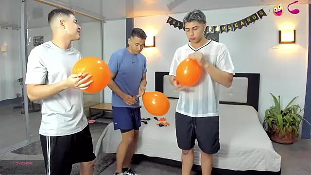 Snapshot of badguyss_bisex chatting on 11.21.25 badguyss bisex online show from 11.21.25