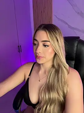 Snapshot of kyliejoness chatting on 07.20.26 kyliejoness online show from 07.20.26