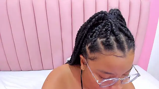 ISABELLA 020 online show from 02.20.25