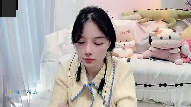 AKiKi711 online show from 10.14.25