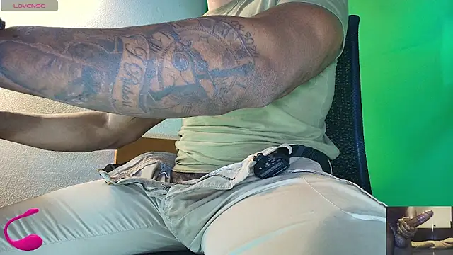 Snapshot of hot_black3 chatting on 11.14.25 hot black3 online show from 11.14.25