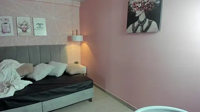 Snapshot of zara__sweet chatting on 10.16.25 zara sweet online show from 10.16.25