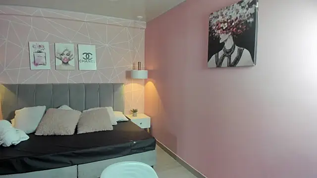 Snapshot of zara__sweet chatting on 10.27.25 zara sweet online show from 10.27.25