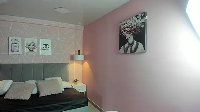 Snapshot of zara__sweet chatting on 10.29.25 zara sweet online show from 10.29.25