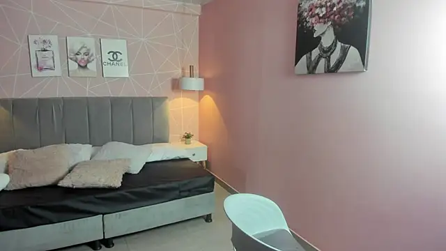 Snapshot of zara__sweet chatting on 10.30.25 zara sweet online show from 10.30.25