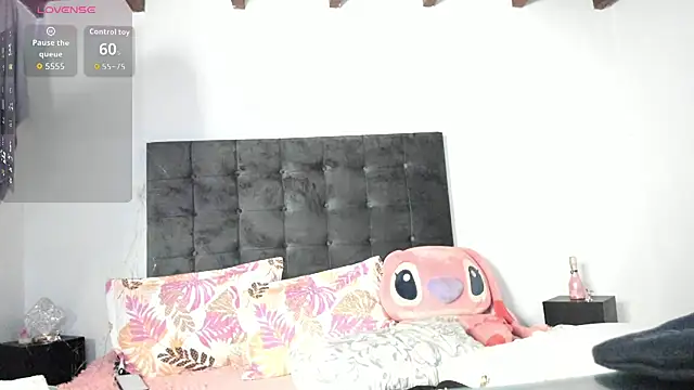 Kylie2211 online show from 10.24.25