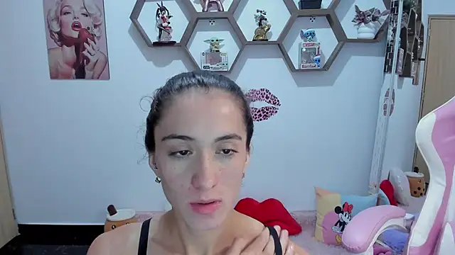 Snapshot of SharonSander chatting on 03.08.25 SharonSander online show from 03.08.25