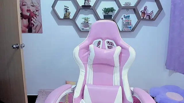 Snapshot of SharonSander chatting on 11.15.25 SharonSander online show from 11.15.25