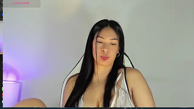 bella hadid1  online show from 02.24.25