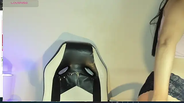 bella hadid1  online show from 02.25.25