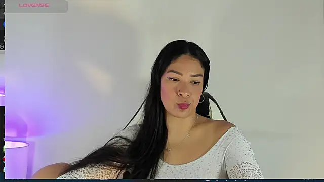 bella hadid1  online show from 03.02.25