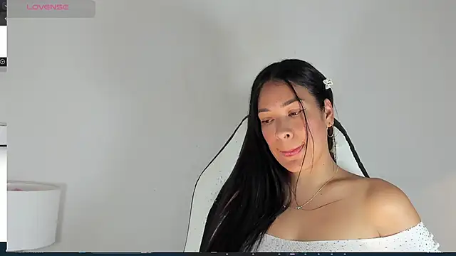 bella hadid1  online show from 03.02.25