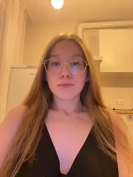 Snapshot of Eva_Weyne chatting on 10.28.25 Eva Weyne online show from 10.28.25