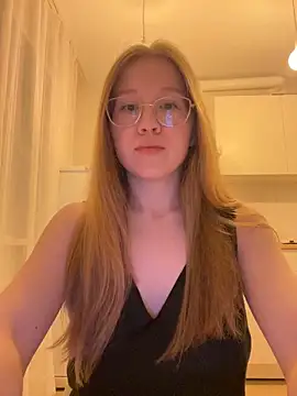 Snapshot of Eva_Weyne chatting on 11.19.25 Eva Weyne online show from 11.19.25