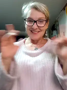 Snapshot of irinamaux chatting on 04.17.26 irinamaux online show from 04.17.26