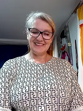Snapshot of irinamaux chatting on 04.18.26 irinamaux online show from 04.18.26