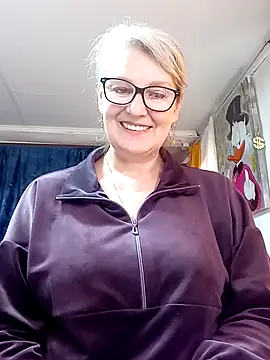 Snapshot of irinamaux chatting on 04.19.26 irinamaux online show from 04.19.26